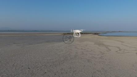 无人机在沙地上飞行[4K]