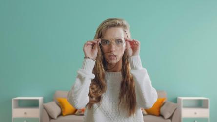 惊讶的女孩摘下眼镜[]