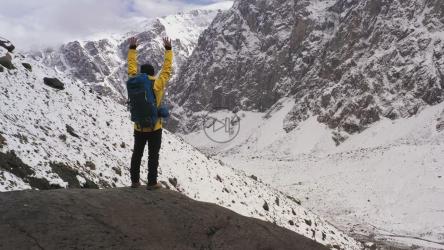 登山者在山上举起双臂庆祝[4K]