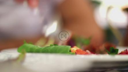 一个人用叉子吃沙拉的特写镜头[]