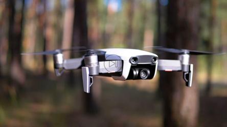 一架无人机在树林中盘旋的特写[]