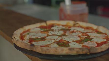 服务员给用餐者带披萨[免费商用]