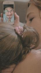 母女俩进行视频通话[免费商用竖屏]