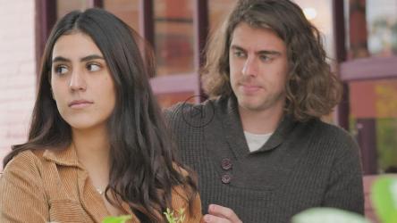 男孩拥抱并亲吻女友的脸颊[免费商用]