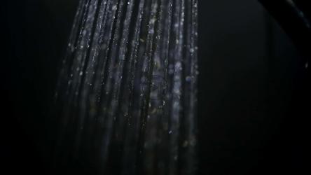 黑色背景下的淋浴水流[]