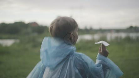 小男孩在户外玩耍的后视图[]