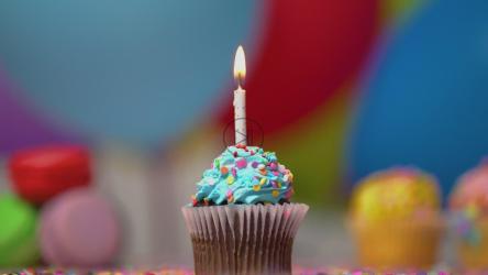 生日松饼配燃烧的蜡烛[免费商用]