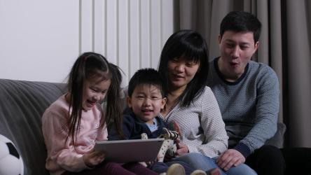 快乐的一家人一起看视频[]