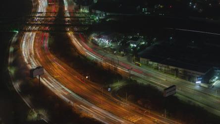 首尔道路夜间交通繁忙[]