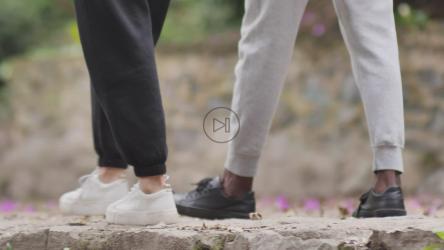 公园里散步的几个人的脚[免费商用]