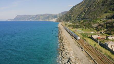 在海滨铁路轨道上行驶的旅客列车[]