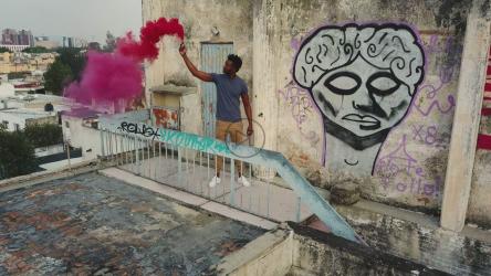 一名男子在屋顶上携带烟雾弹[免费商用]