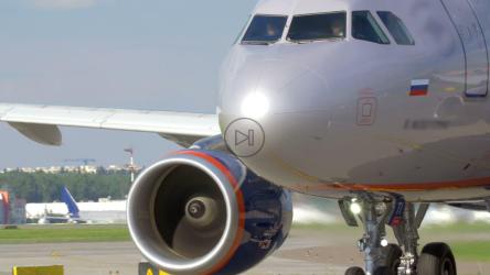 在机场周围飞行的飞机[4K]