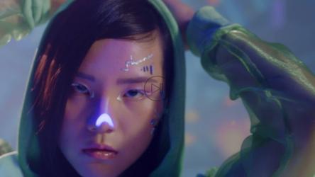 一位模特在霓虹灯和网络化妆下的特写[免费商用]