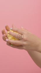 玩黄色橡皮泥的女人的手[免费商用竖屏]