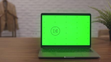 桌子上的空白笔记本电脑屏幕[]