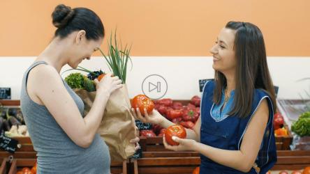 超市工作人员帮助一名孕妇[]