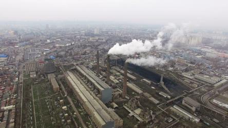 从工厂塔楼冒出的蒸汽[]