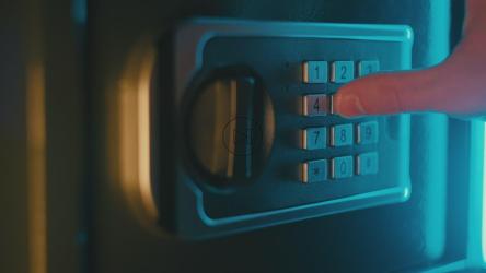 一名男子拨出密码打开金库[]