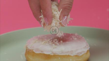 在上釉的甜甜圈上撒上椰子丝[免费商用]