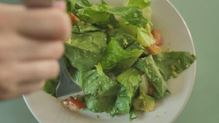 用叉子吃沙拉[4K免费商用]