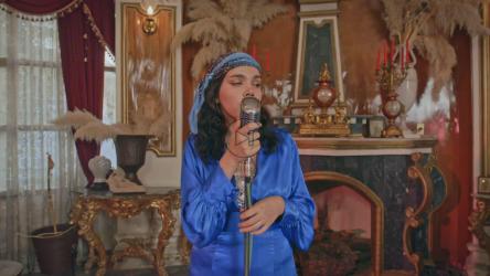 鼓手'；s在优雅的老场地的近景[免费商用]