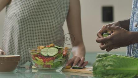 情侣在厨房准备沙拉[免费商用]