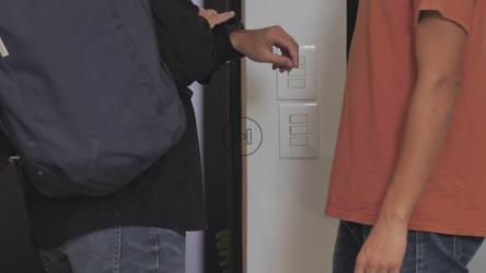 两个同性恋者用温暖的吻分手[免费商用]