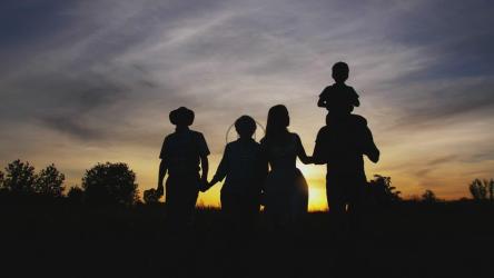 日落时一家人一起散步[4K]