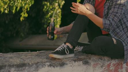 女孩在户外喝苏打水[免费商用]