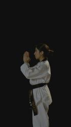 一个年轻的卡拉特卡妇女的垂直视频[免费商用竖屏]