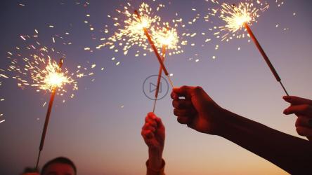 黄昏时分手持焰火的朋友[]