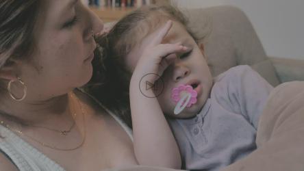 母亲拥抱哭泣的女儿[免费商用]