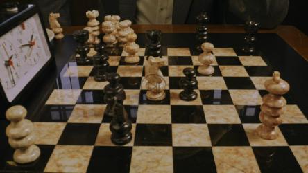 一位老人'；下象棋轮到他了[免费商用]