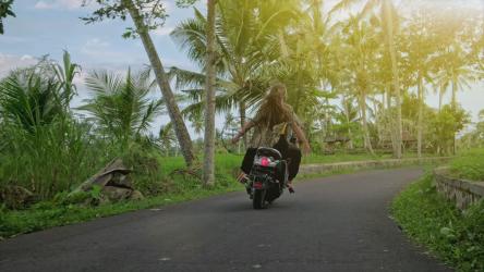 一对流浪情侣骑摩托车的追踪镜头[4K]