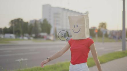 匿名女子穿过街道[]