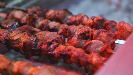 烤架上旋转的烤肉[4K]