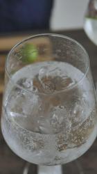 将柠檬皮放入玻璃杯中[免费商用竖屏]