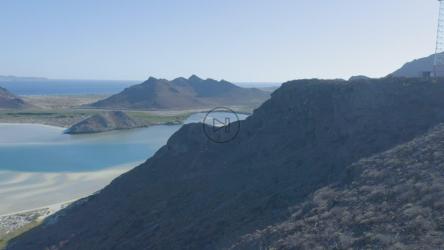 鸟瞰图中天堂般的河口周围的景观[免费商用]