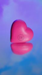 镜子上的粉红色心，背景是天空和云朵[免费商用竖屏]