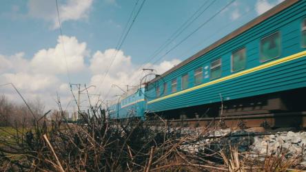 火车在轨道上横穿马路[]