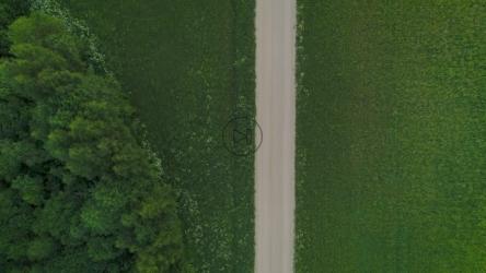 绿色乡村道路上的运输卡车[4K]