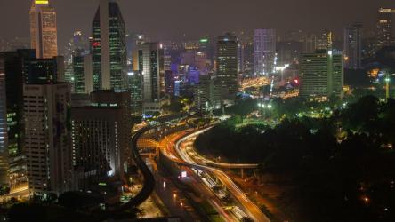 夜间繁忙的城市高速公路[4K]