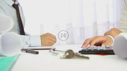 两名男子成交并交了一些钥匙[]