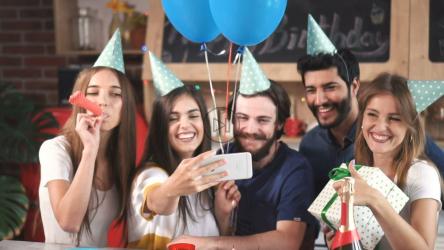 朋友们庆祝生日并在聚会上自拍[]