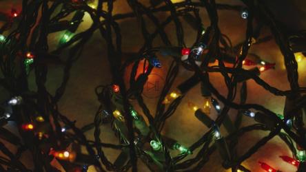 黑暗房间里的装饰圣诞灯[]