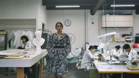 工作室里的女性模特连衣裙[免费商用]