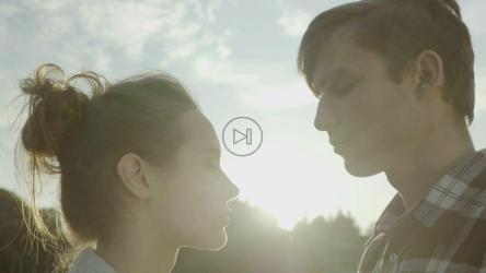 情侣在阳光下接吻[]