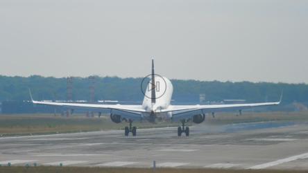 飞机白天在机场降落[4K]