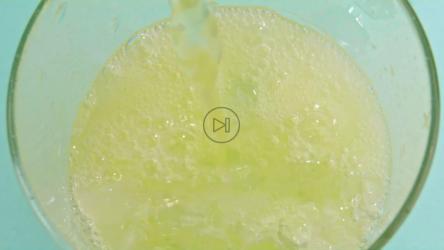 一股冒泡的苏打水落入玻璃杯[免费商用]